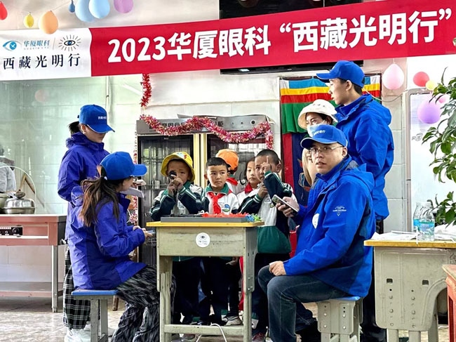 華廈眼科醫(yī)務(wù)人員對當(dāng)?shù)厣倌陜和M行近視、弱視、斜視篩查。人民網(wǎng)記者 李棟攝