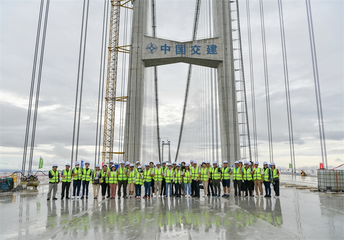 瀾湄六國媒體記者代表在建設(shè)中的深中通道伶仃洋大橋施工現(xiàn)場合影。（中交集團(tuán)供圖）