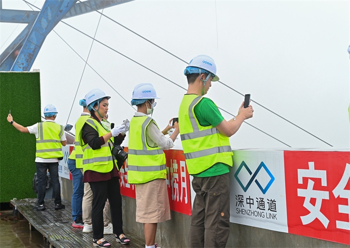 瀾湄六國媒體記者代表在建設(shè)中的深中通道伶仃洋大橋270米高塔之上拍照。中交集團(tuán)供圖