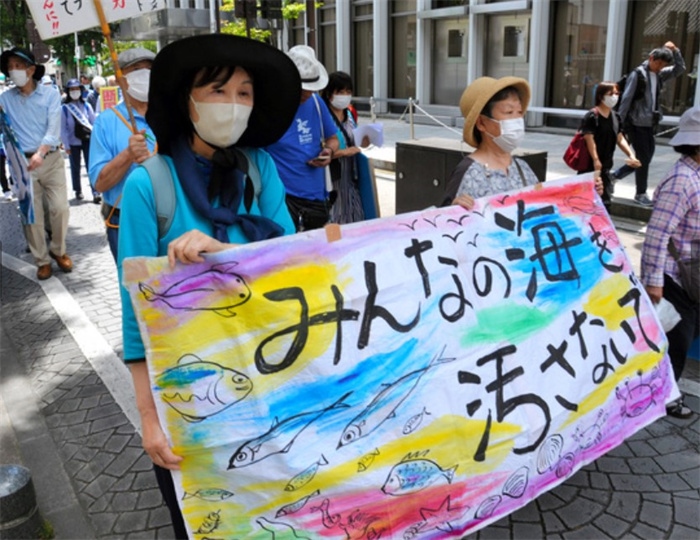2023年6月20日，日本民眾在福島縣政府周圍舉行抗議活動，強烈反對核污水排海計劃，呼吁保護漁業(yè)資源。圖片來源：《朝日新聞》