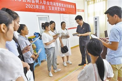  圖③：法院干警現(xiàn)場(chǎng)指導(dǎo)鄉(xiāng)村“代理家長(zhǎng)”如何正確管護(hù)留守兒童。