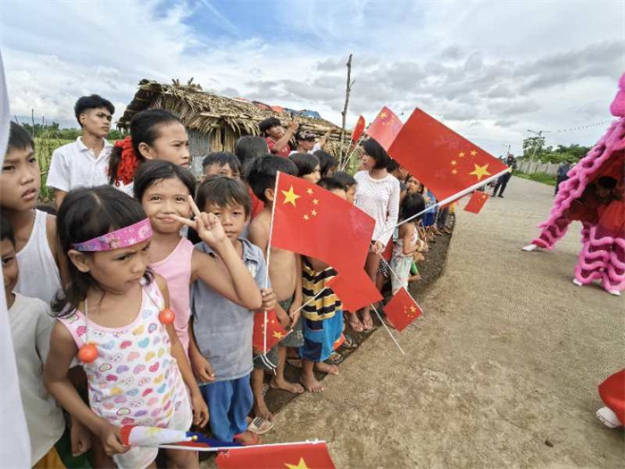 當(dāng)?shù)孛癖姛崃覛g迎中國駐菲律賓大使館一行工作訪問。中國駐菲律賓大使館供圖