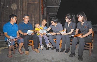 “法治屋場會”上，法院黨員志愿服務(wù)隊在給種植戶普及法律知識。