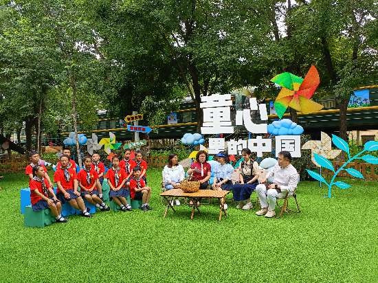 文縣東壩童聲合唱團的孩子們在央視大風車基地錄制節(jié)目。