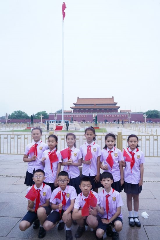 文縣東壩童聲合唱團的孩子們在天安門廣場合影。