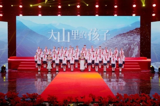 文縣東壩童聲合唱團的孩子們在甘肅廣播電視總臺青少頻道錄節(jié)目。