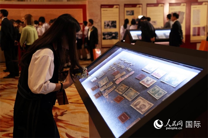 觀眾在“三江出海 一紙還鄉(xiāng)”僑批歷史文化展上觀賞展品。人民網(wǎng)記者楊一攝