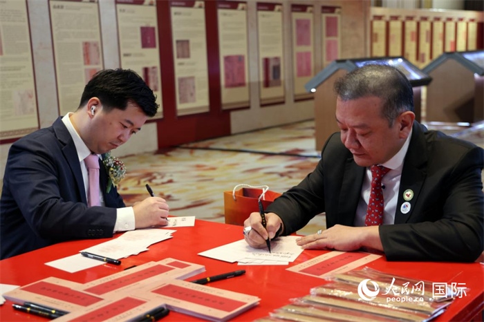 觀眾在展覽現(xiàn)場(chǎng)設(shè)置的體驗(yàn)區(qū)手寫(xiě)“批信”。人民網(wǎng)記者楊一攝