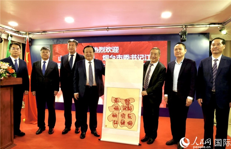 參加座談會(huì)的主要嘉賓合影留念。人民網(wǎng)記者宋亦然攝