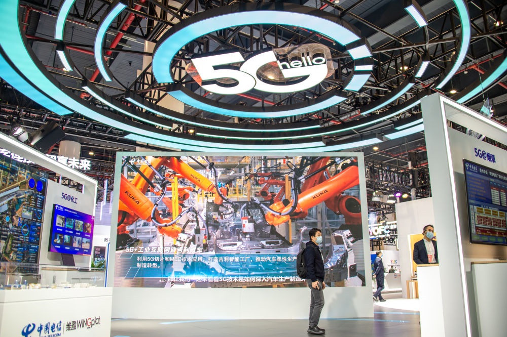 在位于湖北省武漢市的中國光谷科技會展中心拍攝的“5G+工業(yè)互聯(lián)網(wǎng)成果展”現(xiàn)場（2021年11月20日攝）。新華社記者 伍志尊 攝