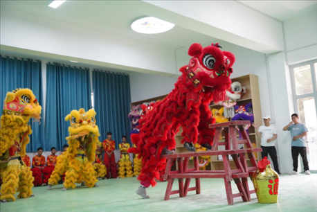 開課儀式現(xiàn)場，疏附縣第一中學舞獅隊的醒獅表演。