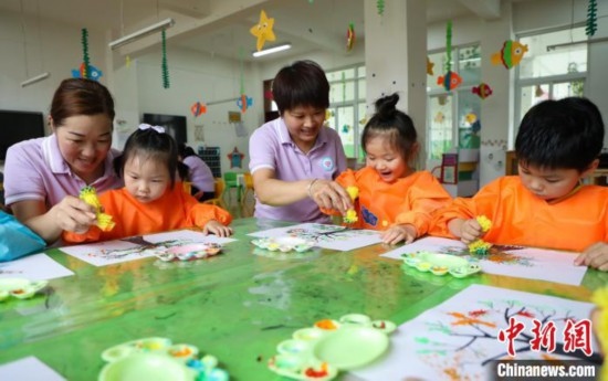 在肥西縣山南鎮(zhèn)中心幼兒園，孩子們在老師的指導下作畫。陳家樂 攝