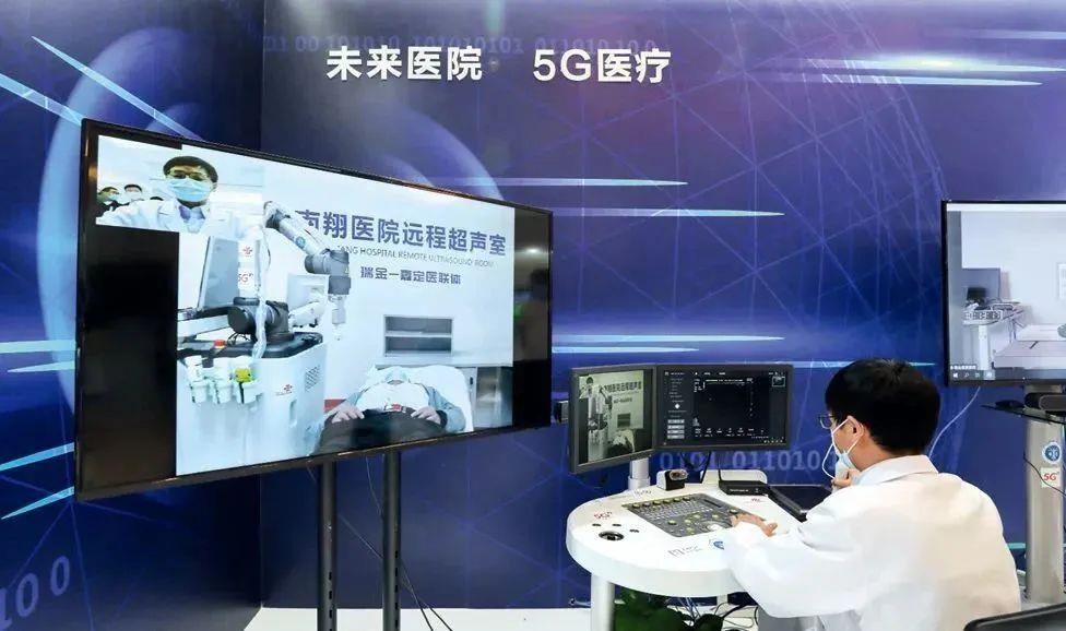 2021年5月7日，上海瑞金醫(yī)院，醫(yī)生通過遠程控制5G機械臂為病人做B超。
