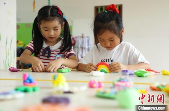 在肥西縣山南鎮(zhèn)中心幼兒園，孩子們在做彩色泥塑。陳家樂 攝