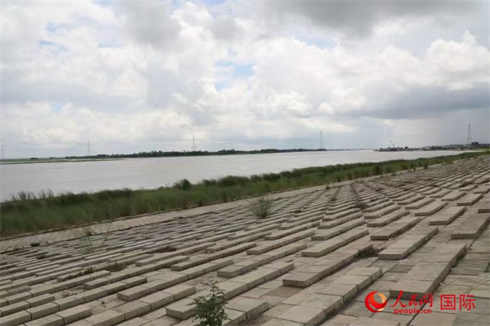 孟加拉國帕德瑪大橋河道整治工程北岸整治區(qū)域長1.5千米，南岸長11.5千米，是目前世界上規(guī)模最大的河道整治工程。人民網(wǎng)記者 孫廣勇攝