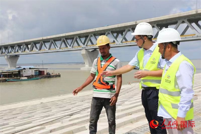 孟加拉國帕德瑪大橋河道整治工程北岸整治區(qū)域長1.5千米，南岸長11.5千米，是目前世界上規(guī)模最大的河道整治工程。人民網(wǎng)記者 孫廣勇攝