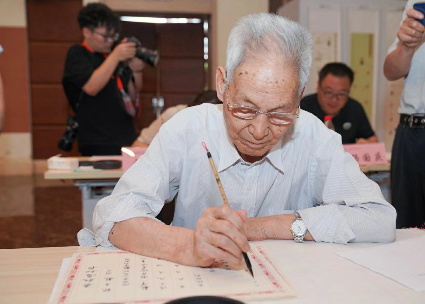 老教授們用毛筆書寫2023級新生錄取通知書。校方供圖