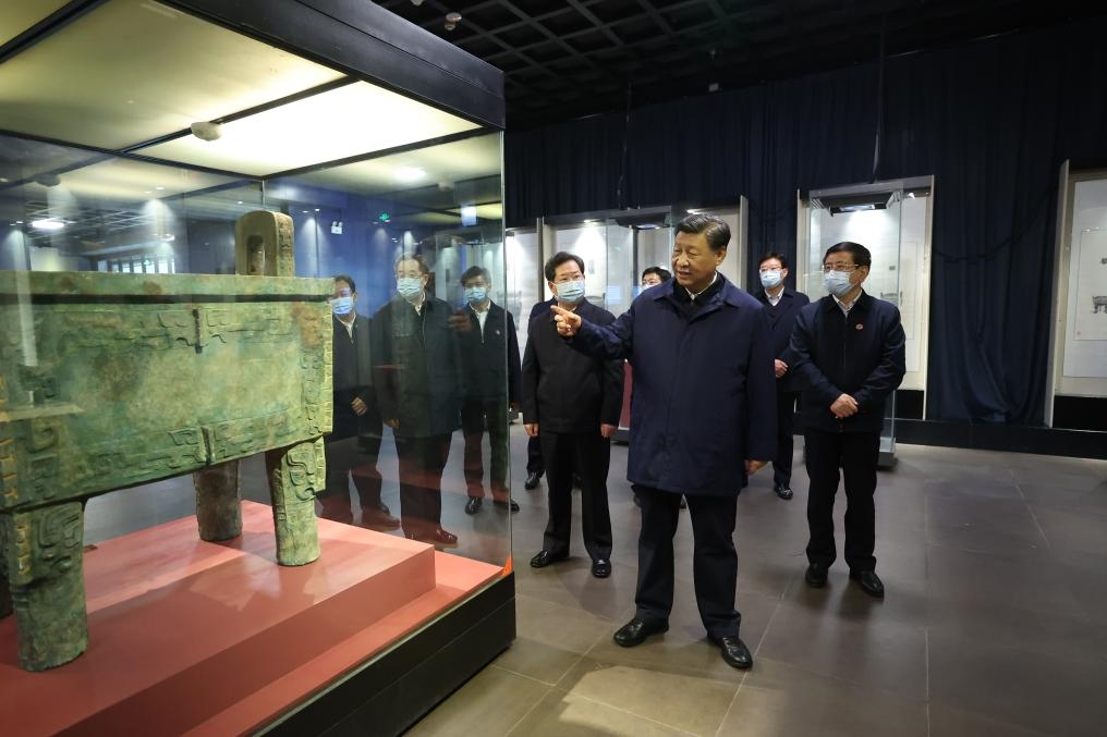2022年10月26日至28日，中共中央總書記、國家主席、中央軍委主席習近平在陜西省延安市、河南省安陽市考察。這是28日下午，習近平在安陽市殷墟博物館考察。新華社記者 鞠鵬 攝