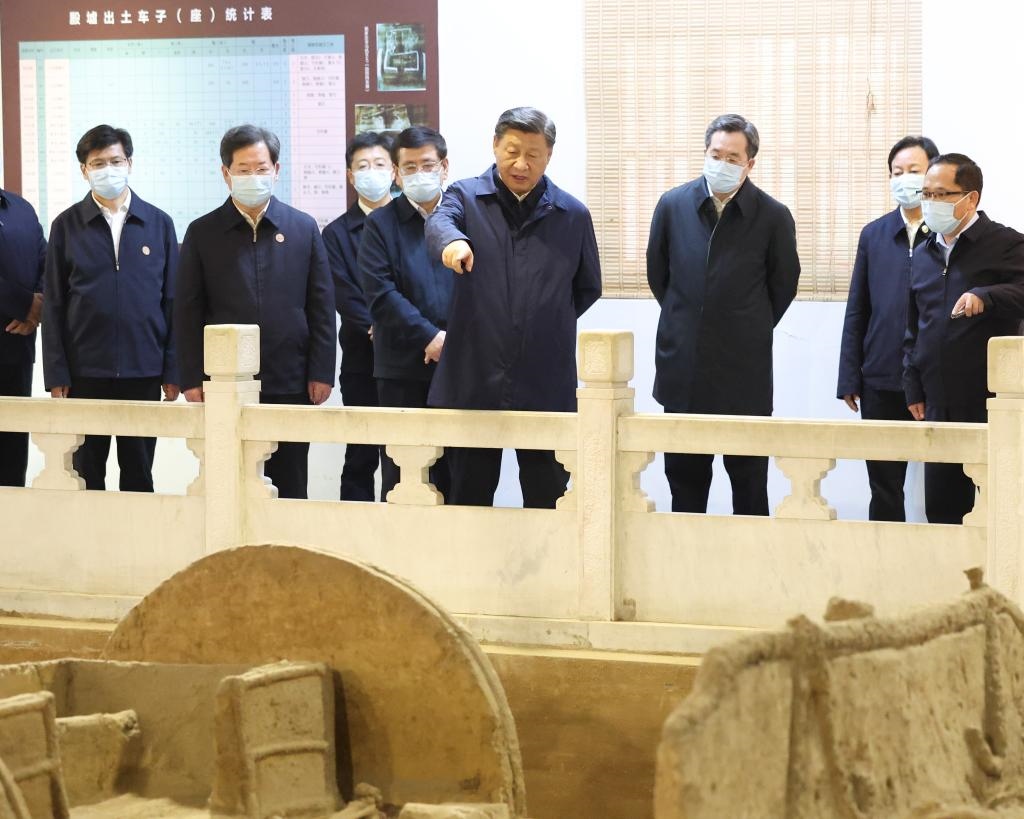 2022年10月26日至28日，中共中央總書記、國家主席、中央軍委主席習近平在陜西省延安市、河南省安陽市考察。這是28日下午，習近平在安陽市殷墟遺址考察。新華社記者 丁林 攝