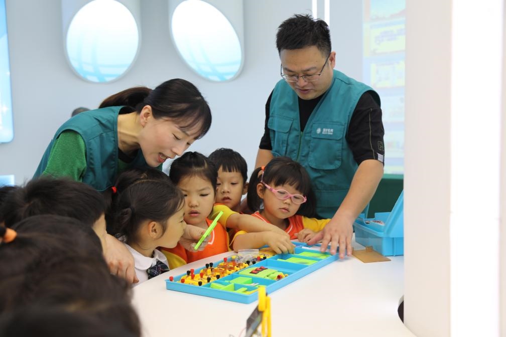 7月12日，浙江寧波奉化區(qū)實驗小學(xué)，暑托班孩子學(xué)習(xí)暑期安全用電和節(jié)能知識。新華社記者張璇攝