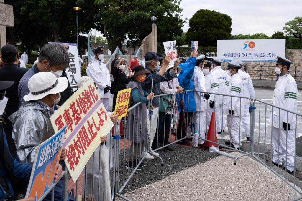 2022年5月15日，在日本沖繩，人們在沖繩回歸日本本土50周年紀(jì)念儀式現(xiàn)場外抗議。新華社記者張笑宇攝