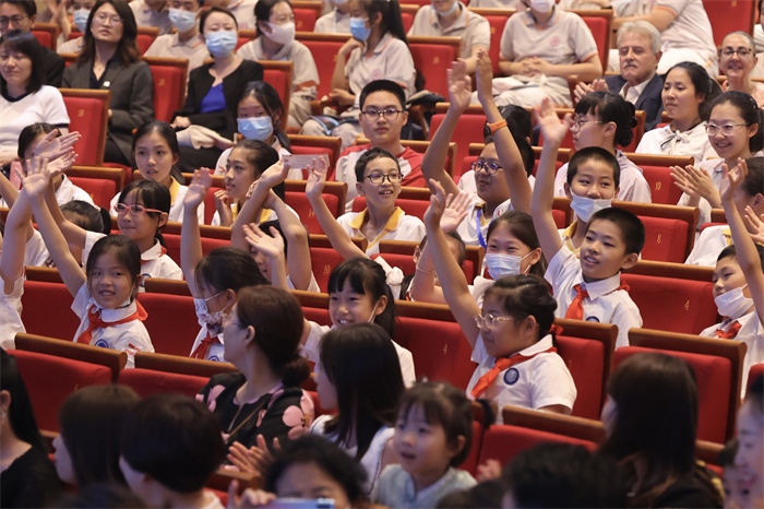 觀看演出的中小學(xué)生。中外語(yǔ)言交流合作中心供圖