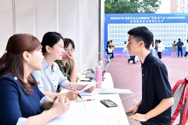 2023年5月7日，四川省2023屆高校畢業(yè)生專場招聘會暨“百校對千企”大型校企對接交流活動在成都理工大學(xué)舉行。（四川省教育廳供圖）