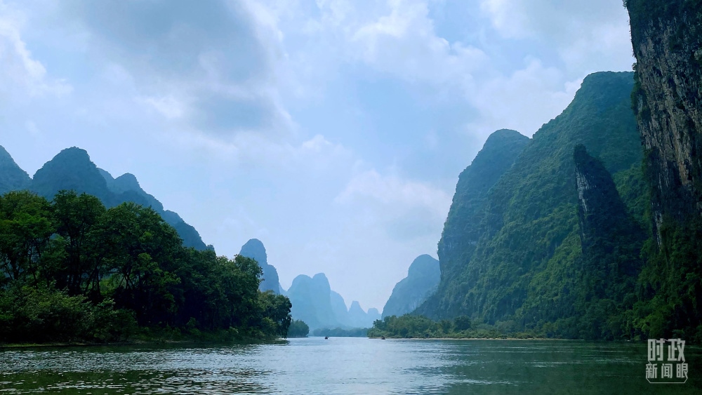 漓江流域國家地表水考核斷面連續(xù)6年保持Ⅱ類水質(zhì)，2022年漓江入選國家首批美麗河湖案例。（總臺央視記者張宇拍攝）