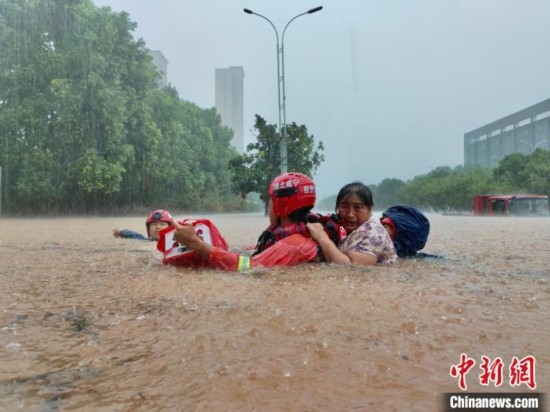 湖北咸寧暴雨引發(fā)內(nèi)澇， 消防營救民眾 朱燕林 攝