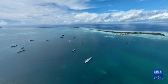 7月22日，中國海軍“和平方舟”號(hào)醫(yī)院船結(jié)束基里巴斯訪問，駛離塔拉瓦港。新華社發(fā)（桂江波 攝）