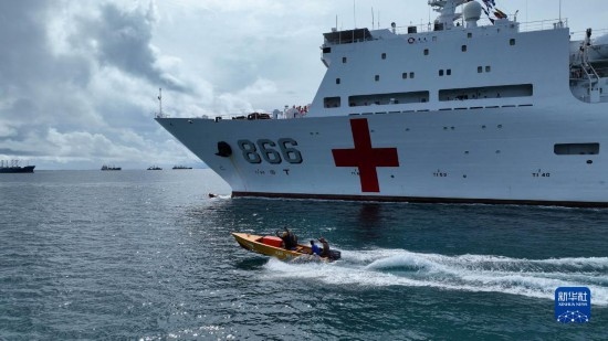 7月22日，中國海軍“和平方舟”號(hào)醫(yī)院船駛離塔拉瓦港途中，基里巴斯當(dāng)?shù)孛癖婑{船揮手告別。新華社發(fā)（桂江波 攝）