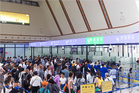 7月22日，乘坐中老鐵路國(guó)際旅客列車的旅客在磨憨邊檢大廳排隊(duì)候檢。衛(wèi)海林 攝