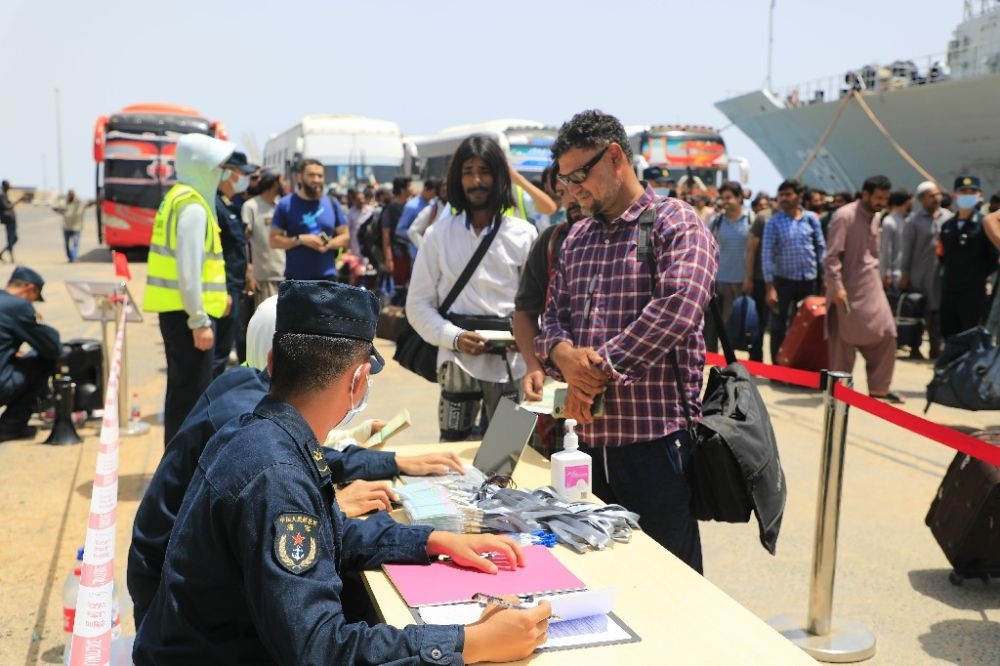 ↑2023年4月28日，從蘇丹撤離的外籍人員準(zhǔn)備登艦。新華社發(fā)（李怡諾攝）