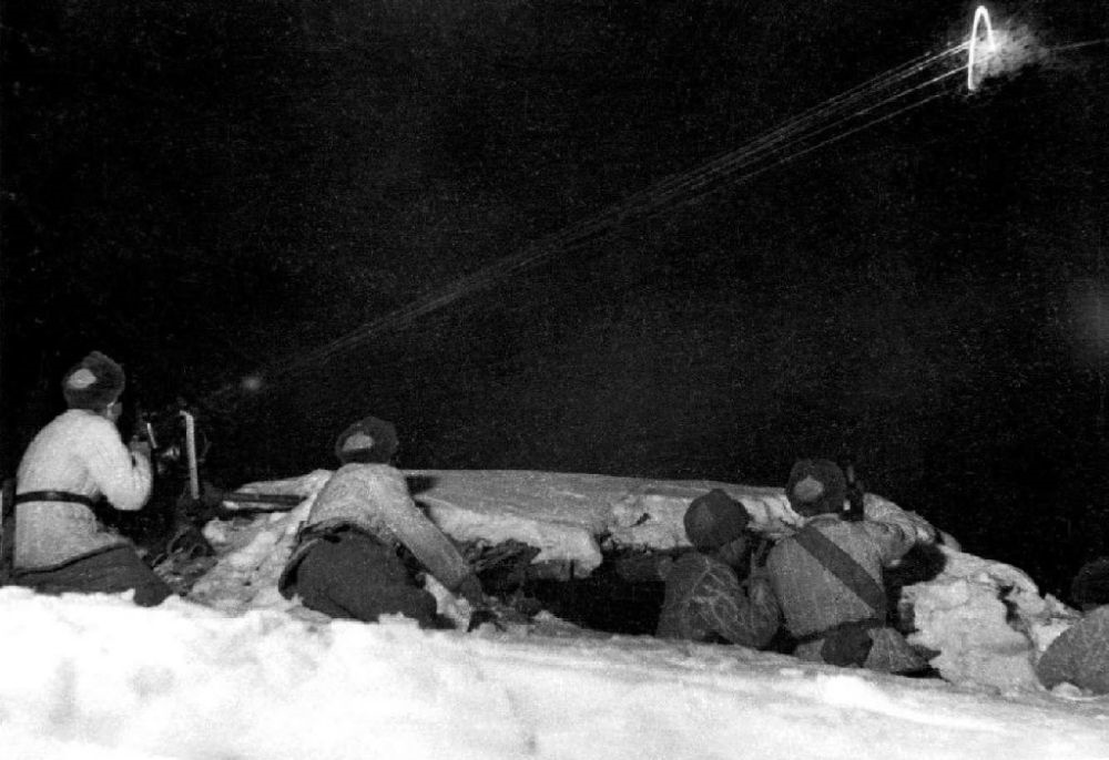  ↑1950年12月，在朝鮮長(zhǎng)津湖，中國(guó)人民志愿軍第27軍連隊(duì)機(jī)槍手向美軍陣地射擊。新華社發(fā)（張崇岫 攝）