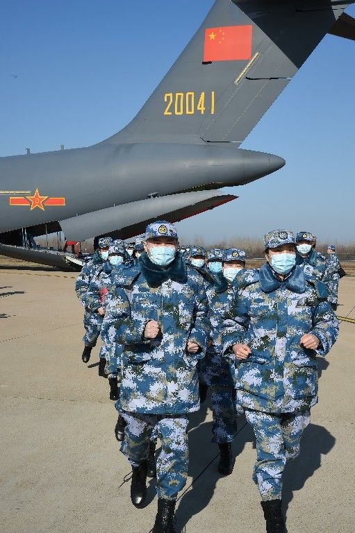 ↑2020年2月17日，一批軍隊(duì)支援湖北醫(yī)療隊(duì)員抵達(dá)武漢天河機(jī)場(chǎng)。新華社記者 黎云 攝