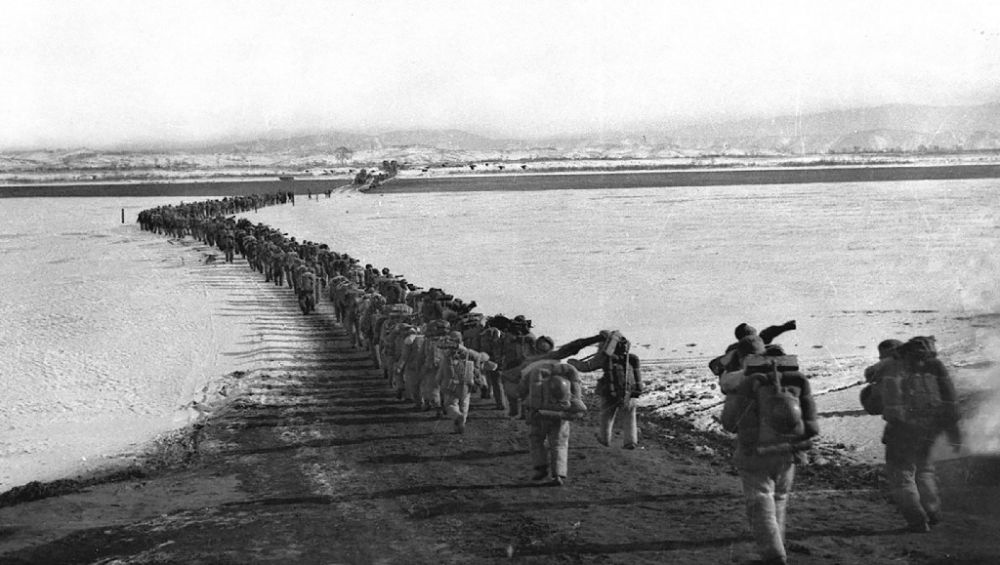 ↑1950年10月19日，中國(guó)人民志愿軍雄赳赳、氣昂昂跨過(guò)鴨綠江，和朝鮮人民一道共同抗擊侵略者。新華社發(fā)（黎民 攝）