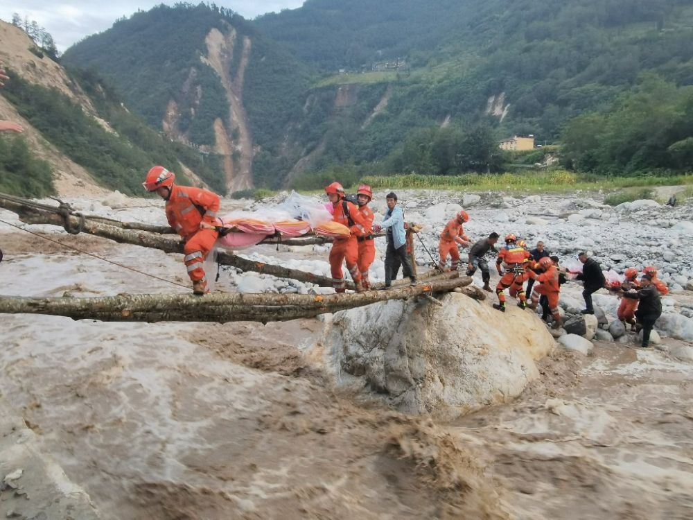 ↑2022年9月5日，武警四川總隊(duì)機(jī)動(dòng)第二支隊(duì)官兵在甘孜州瀘定縣磨西鎮(zhèn)磨子溝村搭建臨時(shí)木橋轉(zhuǎn)移被困群眾（手機(jī)照片）。新華社發(fā)（洪福樂(lè) 攝）