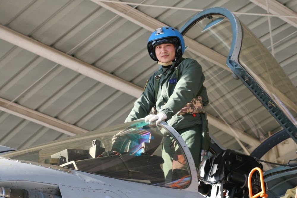 ↑海軍某艦載航空兵部隊(duì)原一級(jí)飛行員張超（2016年1月27日攝）。新華社發(fā)