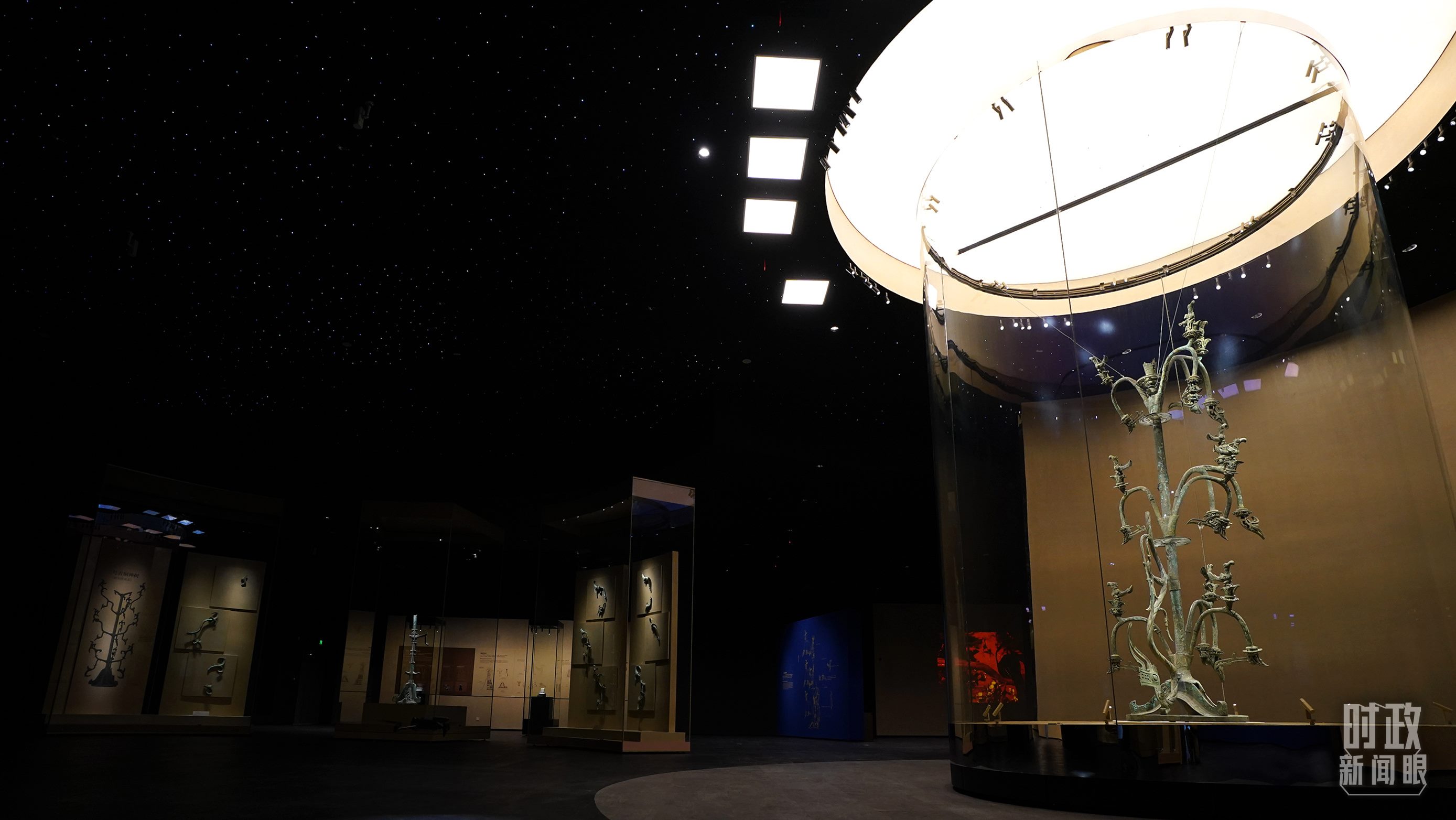 △三星堆出土的青銅神樹。（總臺國廣記者李晉拍攝）