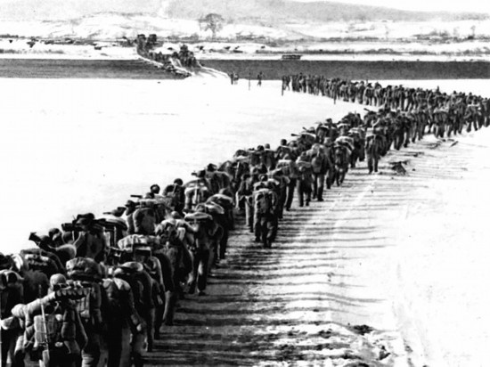 1950年，美帝國(guó)主義把侵略的戰(zhàn)火燒到了鴨綠江邊。為保家衛(wèi)國(guó)，中國(guó)人民的優(yōu)秀兒女組織起志愿軍，跨過(guò)鴨綠江，與朝鮮軍民一道英勇打擊美國(guó)侵略軍。新華社發(fā)（資料照片）