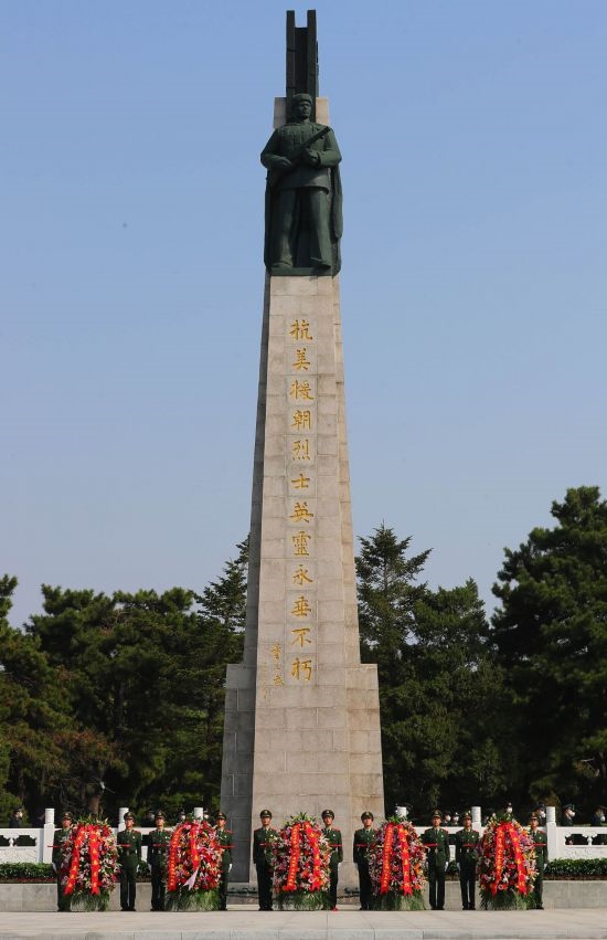 2022年9月30日，遼寧省暨沈陽(yáng)市向烈士紀(jì)念碑敬獻(xiàn)花籃儀式在沈陽(yáng)抗美援朝烈士陵園紀(jì)念碑廣場(chǎng)舉行。新華社記者 楊青 攝