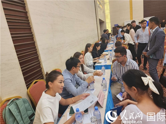 圖為中企代表與哈留華畢業(yè)生現(xiàn)場(chǎng)交流。人民網(wǎng)記者 李強(qiáng)攝