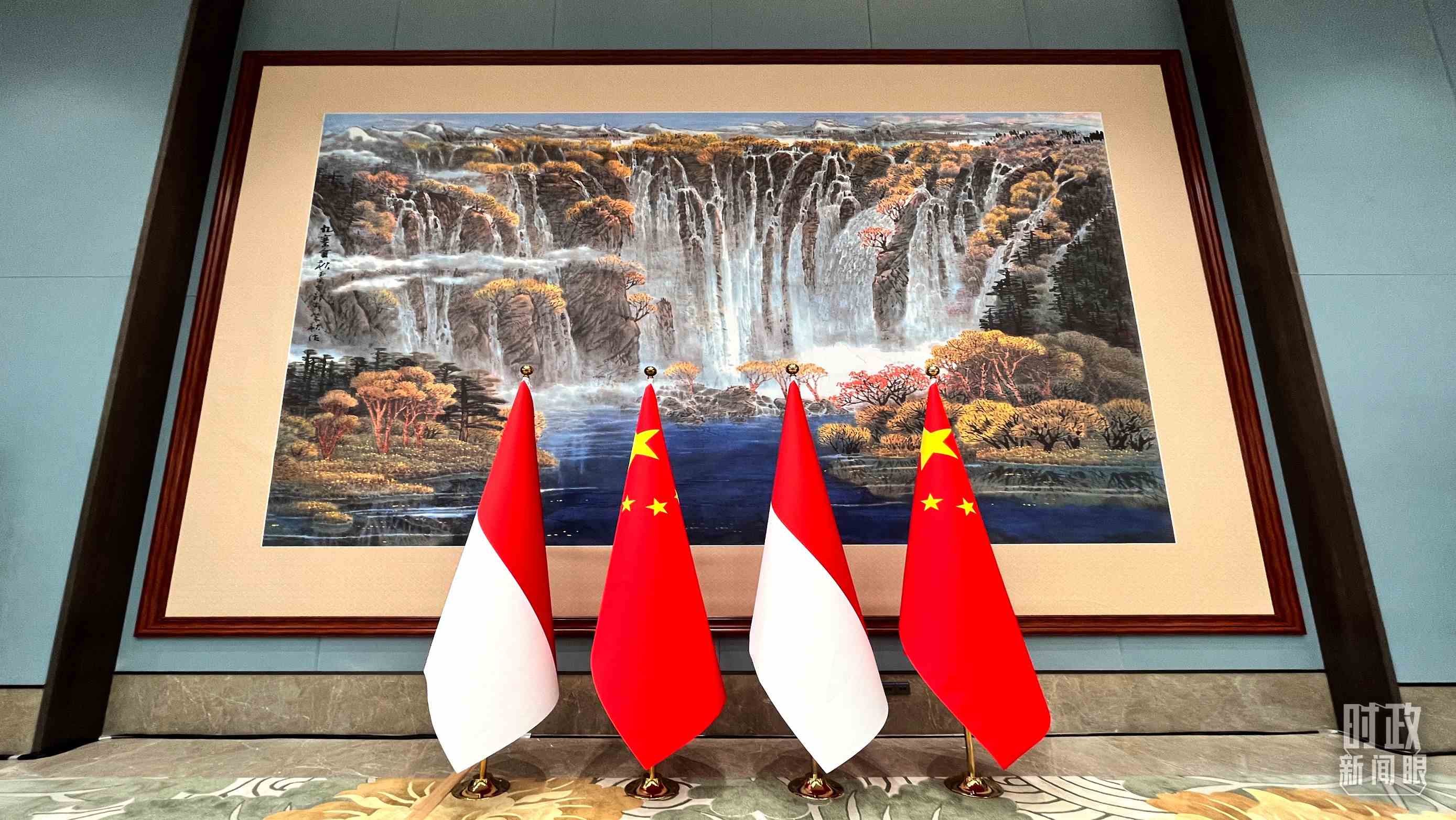 會(huì)見(jiàn)現(xiàn)場(chǎng)的中印尼兩國(guó)國(guó)旗。（總臺(tái)央視記者張垚拍攝）