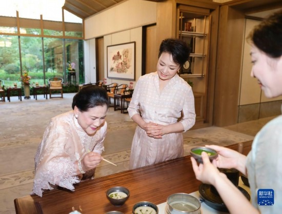 7月27日下午，國家主席習(xí)近平夫人彭麗媛在四川成都會(huì)見陪同印度尼西亞總統(tǒng)佐科來華出席第31屆世界大學(xué)生夏季運(yùn)動(dòng)會(huì)開幕式并訪華的總統(tǒng)夫人伊莉亞娜。這是彭麗媛邀請(qǐng)伊莉亞娜觀看茶藝表演，并同伊莉亞娜親切茶敘。新華社記者 丁林 攝