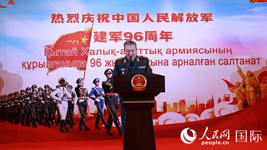哈國防部副部長卡馬列特季諾夫中將發(fā)表致辭。人民網(wǎng)記者 李強(qiáng)攝