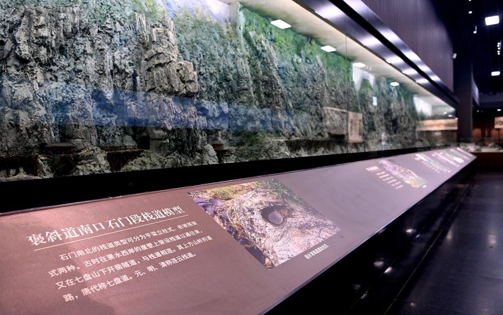 近日拍攝的陜西省漢中市博物館褒斜古棧道陳列室。新華社記者 劉瀟 攝