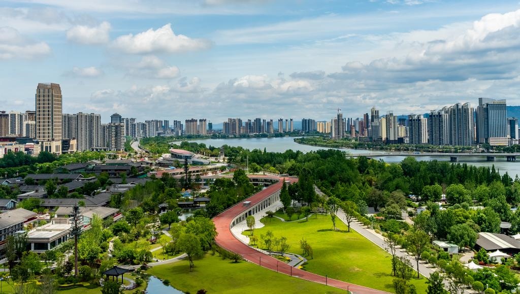 4月30日拍攝的天漢濕地公園景色。新華社發(fā)（李偉 攝）