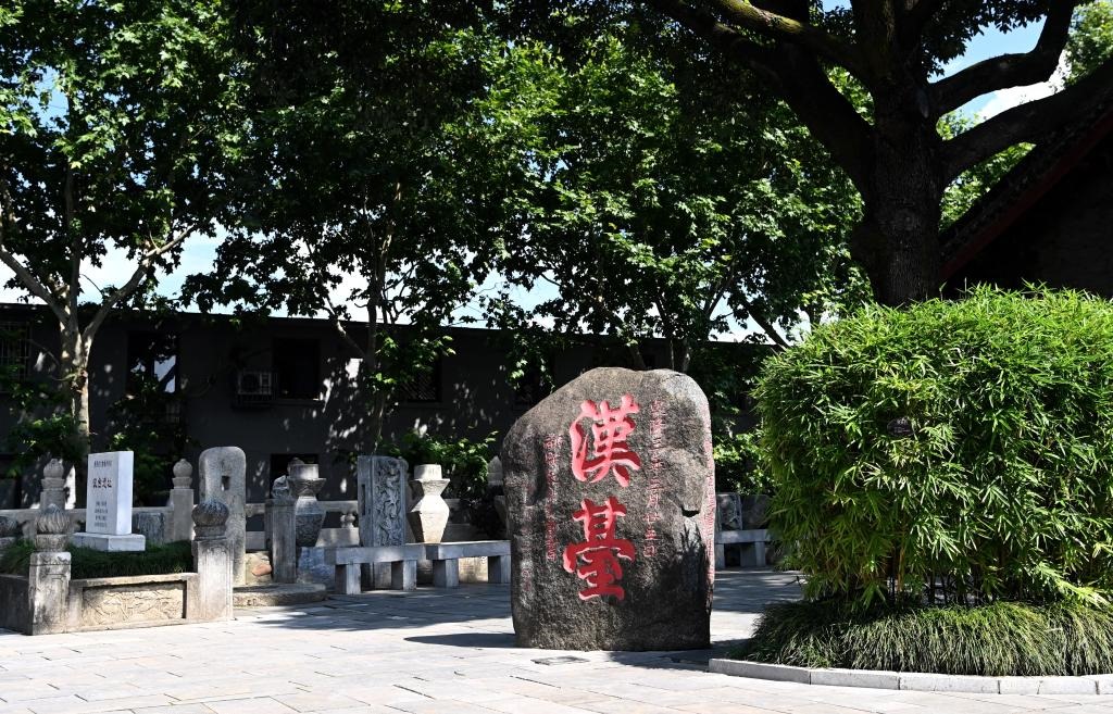 近日拍攝的陜西省漢中市博物館內(nèi)的“漢臺”石碑。新華社記者 劉瀟 攝