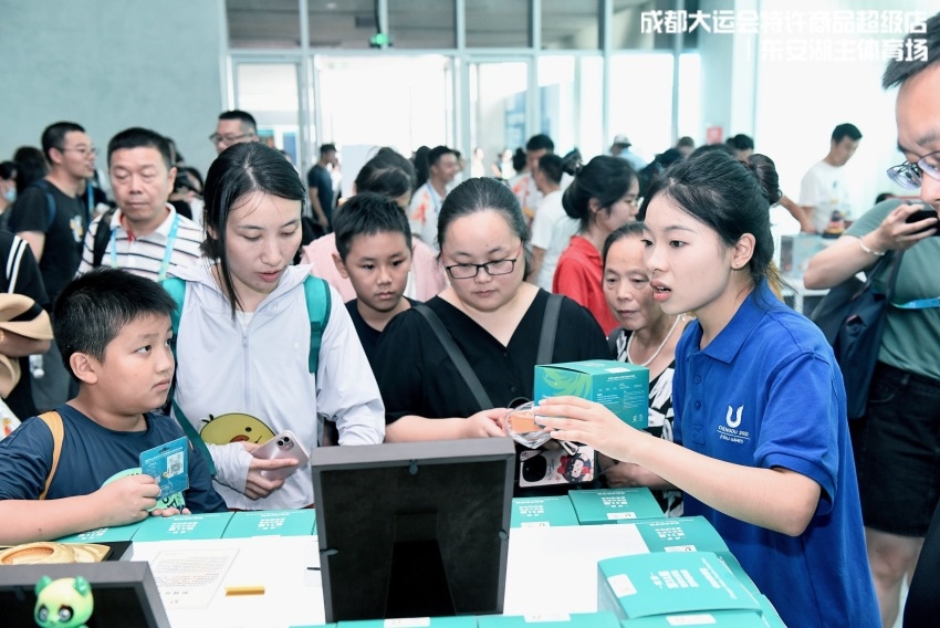 在特許商品零售店挑選“蓉寶”的顧客。人民網(wǎng)記者 朱虹攝