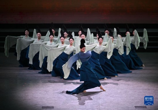 7月29日，演員在聯(lián)歡會現(xiàn)場表演《只此青綠》。新華社記者 蔡湘鑫 攝